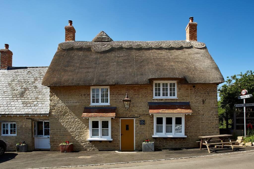 Dawn At The Sun Inn Felmersham, Our Signature Duplex Suite 샨브룩 외부 사진