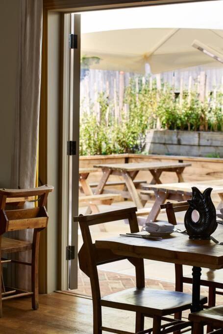 Dawn At The Sun Inn Felmersham, Our Signature Duplex Suite 샨브룩 외부 사진