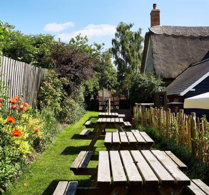 Dawn At The Sun Inn Felmersham, Our Signature Duplex Suite 샨브룩 외부 사진
