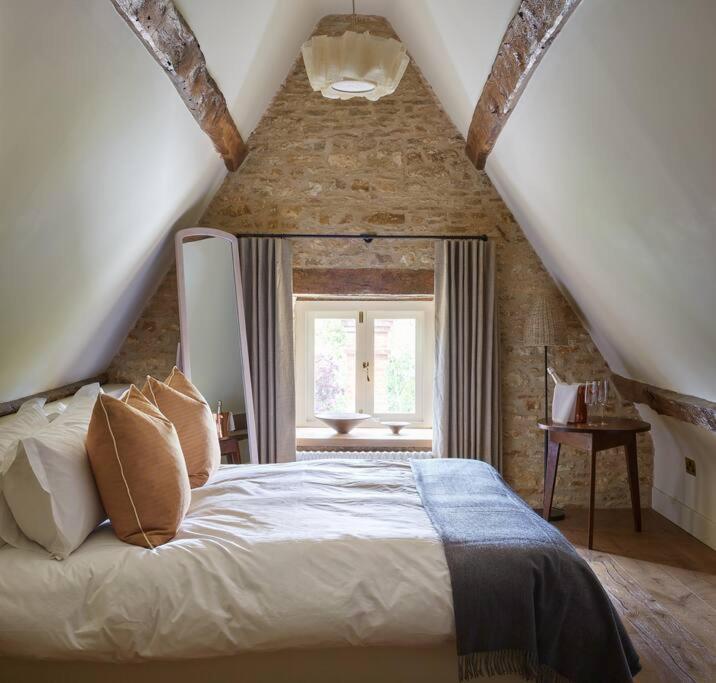Dawn At The Sun Inn Felmersham, Our Signature Duplex Suite 샨브룩 외부 사진