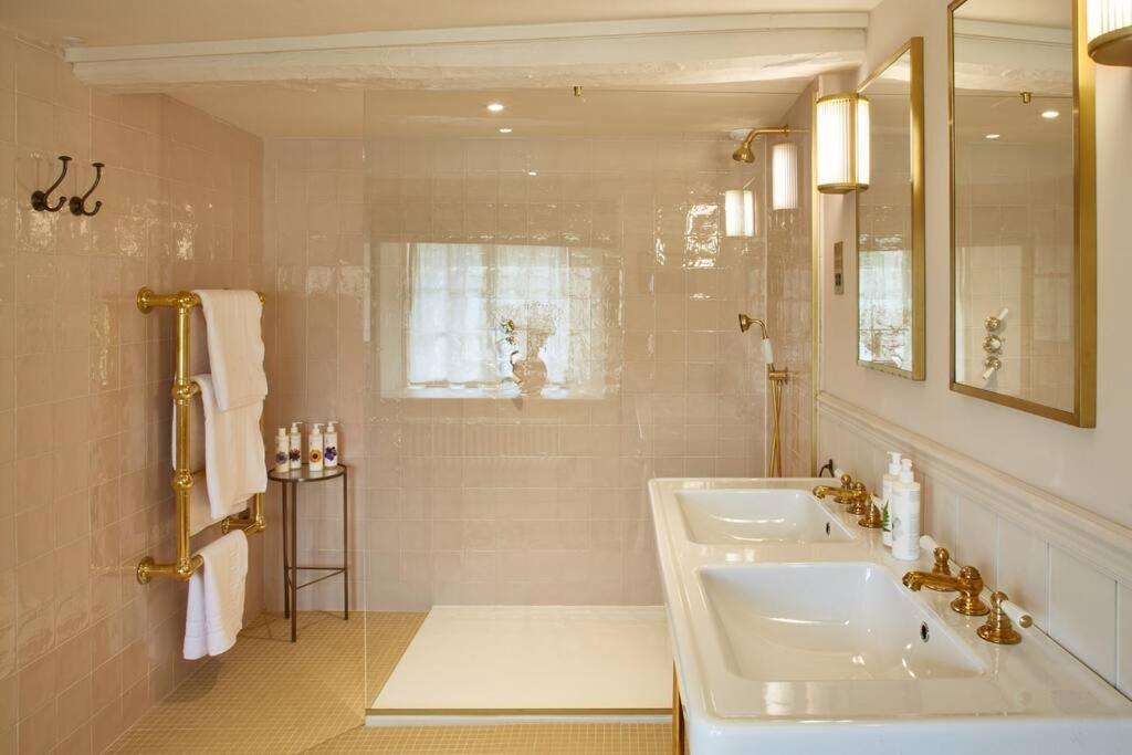 Dawn At The Sun Inn Felmersham, Our Signature Duplex Suite 샨브룩 외부 사진