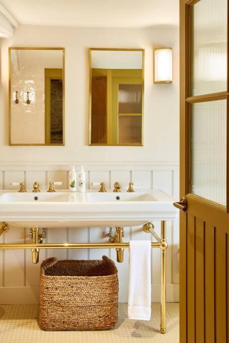 Dawn At The Sun Inn Felmersham, Our Signature Duplex Suite 샨브룩 외부 사진